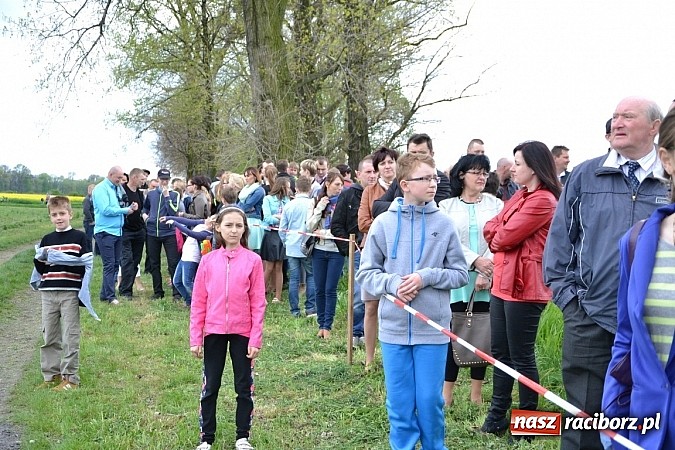 Zdjęcie w galerii na portalu naszraciborz.pl: W Bieńkowicach szli po polach starodawnym zwyczajem wiadomości z regionu