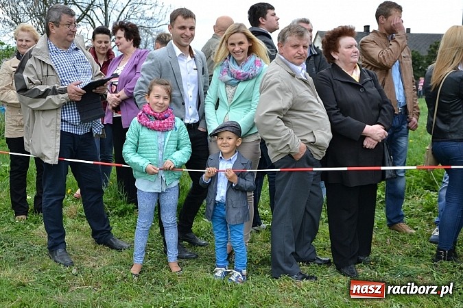 Zdjęcie w galerii na portalu naszraciborz.pl: W Bieńkowicach szli po polach starodawnym zwyczajem wiadomości z regionu