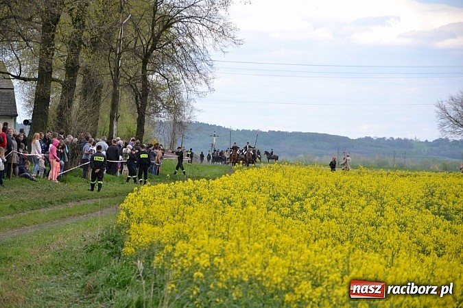 Zdjęcie w galerii na portalu naszraciborz.pl: W Bieńkowicach szli po polach starodawnym zwyczajem wiadomości z regionu
