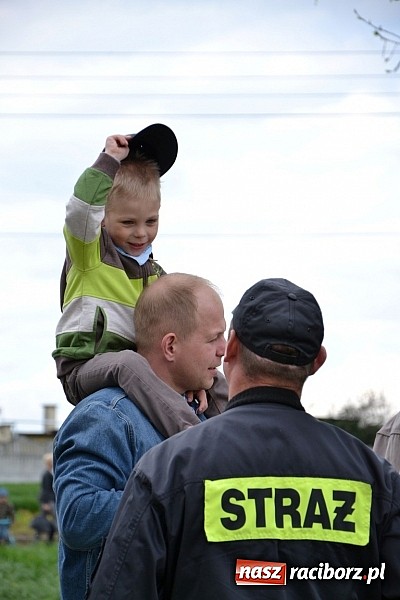 Zdjęcie w galerii na portalu naszraciborz.pl: W Bieńkowicach szli po polach starodawnym zwyczajem wiadomości z regionu