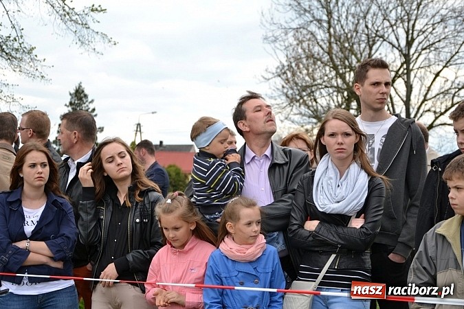 Zdjęcie w galerii na portalu naszraciborz.pl: W Bieńkowicach szli po polach starodawnym zwyczajem wiadomości z regionu