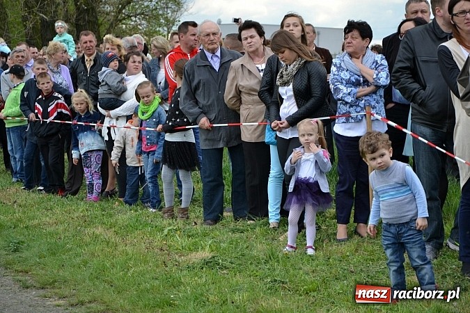 Zdjęcie w galerii na portalu naszraciborz.pl: W Bieńkowicach szli po polach starodawnym zwyczajem wiadomości z regionu