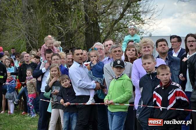 Zdjęcie w galerii na portalu naszraciborz.pl: W Bieńkowicach szli po polach starodawnym zwyczajem wiadomości z regionu