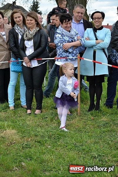 Zdjęcie w galerii na portalu naszraciborz.pl: W Bieńkowicach szli po polach starodawnym zwyczajem wiadomości z regionu