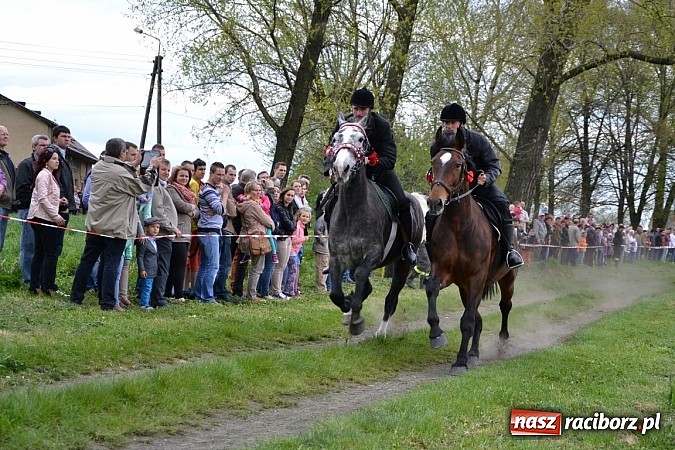 Zdjęcie w galerii na portalu naszraciborz.pl: W Bieńkowicach szli po polach starodawnym zwyczajem wiadomości z regionu