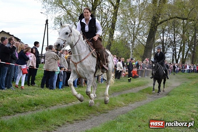 Zdjęcie w galerii na portalu naszraciborz.pl: W Bieńkowicach szli po polach starodawnym zwyczajem wiadomości z regionu