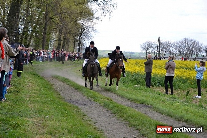 Zdjęcie w galerii na portalu naszraciborz.pl: W Bieńkowicach szli po polach starodawnym zwyczajem wiadomości z regionu