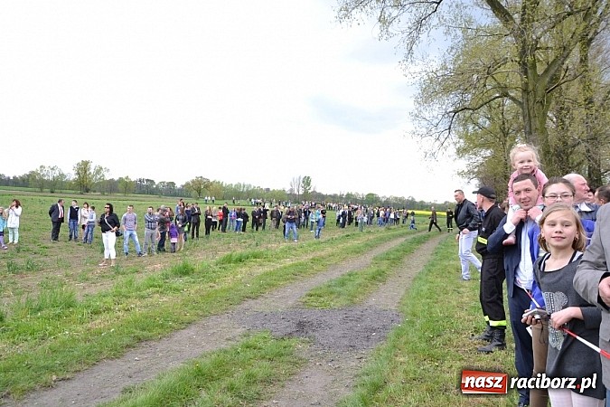 Zdjęcie w galerii na portalu naszraciborz.pl: W Bieńkowicach szli po polach starodawnym zwyczajem wiadomości z regionu