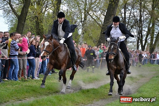 Zdjęcie w galerii na portalu naszraciborz.pl: W Bieńkowicach szli po polach starodawnym zwyczajem wiadomości z regionu
