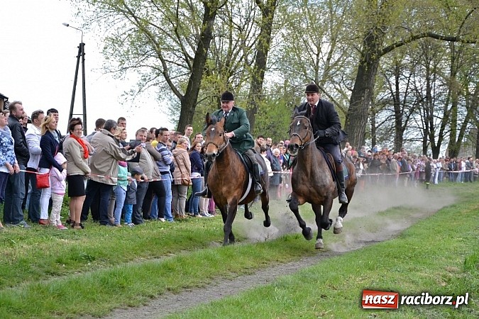 Zdjęcie w galerii na portalu naszraciborz.pl: W Bieńkowicach szli po polach starodawnym zwyczajem wiadomości z regionu