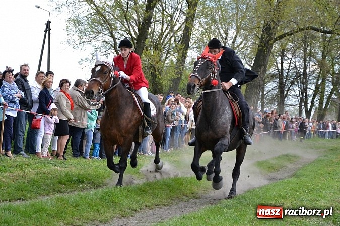 Zdjęcie w galerii na portalu naszraciborz.pl: W Bieńkowicach szli po polach starodawnym zwyczajem wiadomości z regionu