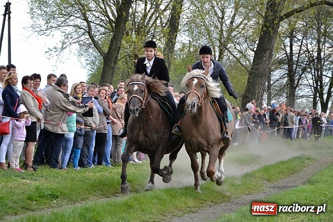 Zdjęcie w galerii na portalu naszraciborz.pl: W Bieńkowicach szli po polach starodawnym zwyczajem wiadomości z regionu
