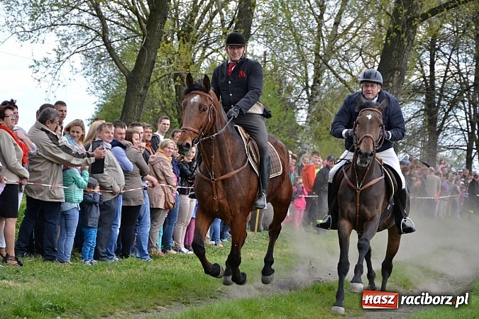 Zdjęcie w galerii na portalu naszraciborz.pl: W Bieńkowicach szli po polach starodawnym zwyczajem wiadomości z regionu