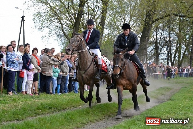 Zdjęcie w galerii na portalu naszraciborz.pl: W Bieńkowicach szli po polach starodawnym zwyczajem wiadomości z regionu