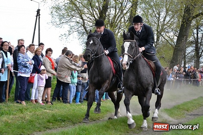 Zdjęcie w galerii na portalu naszraciborz.pl: W Bieńkowicach szli po polach starodawnym zwyczajem wiadomości z regionu