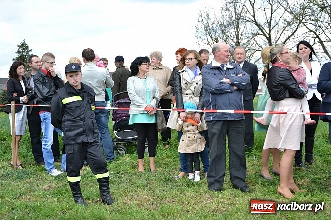 Zdjęcie w galerii na portalu naszraciborz.pl: W Bieńkowicach szli po polach starodawnym zwyczajem wiadomości z regionu