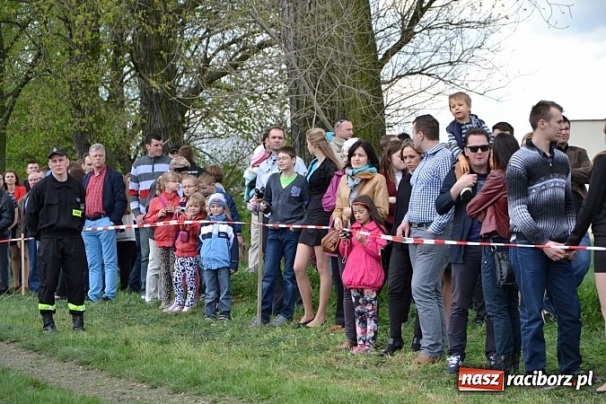 Zdjęcie w galerii na portalu naszraciborz.pl: W Bieńkowicach szli po polach starodawnym zwyczajem wiadomości z regionu