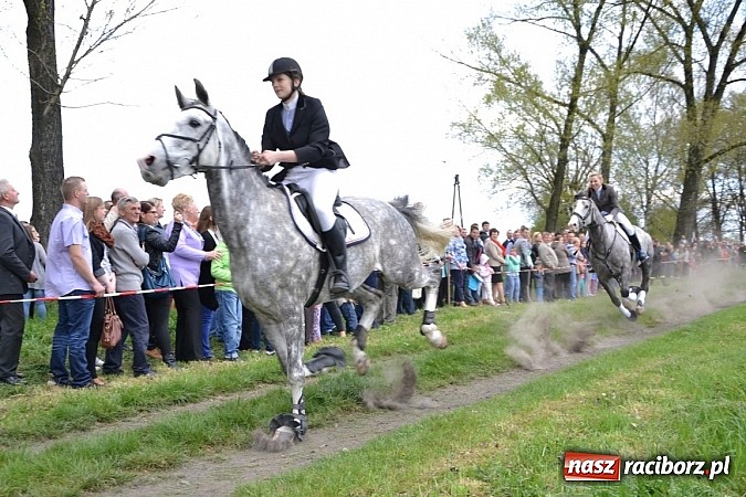 Zdjęcie w galerii na portalu naszraciborz.pl: W Bieńkowicach szli po polach starodawnym zwyczajem wiadomości z regionu