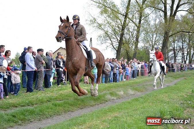 Zdjęcie w galerii na portalu naszraciborz.pl: W Bieńkowicach szli po polach starodawnym zwyczajem wiadomości z regionu