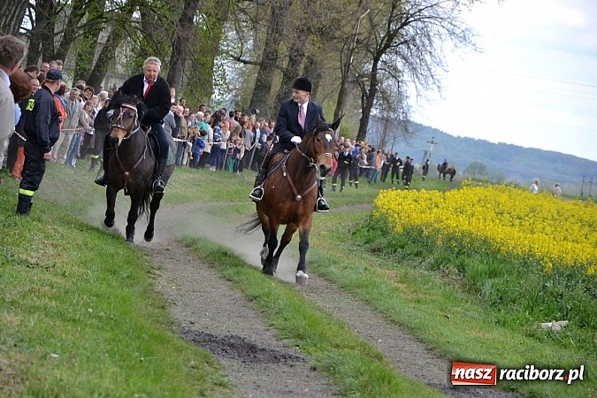 Zdjęcie w galerii na portalu naszraciborz.pl: W Bieńkowicach szli po polach starodawnym zwyczajem wiadomości z regionu