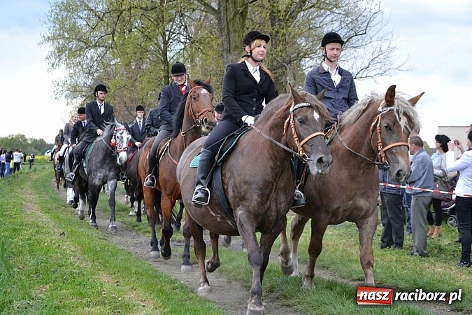 Zdjęcie w galerii na portalu naszraciborz.pl: W Bieńkowicach szli po polach starodawnym zwyczajem wiadomości z regionu