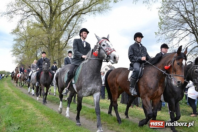 Zdjęcie w galerii na portalu naszraciborz.pl: W Bieńkowicach szli po polach starodawnym zwyczajem wiadomości z regionu