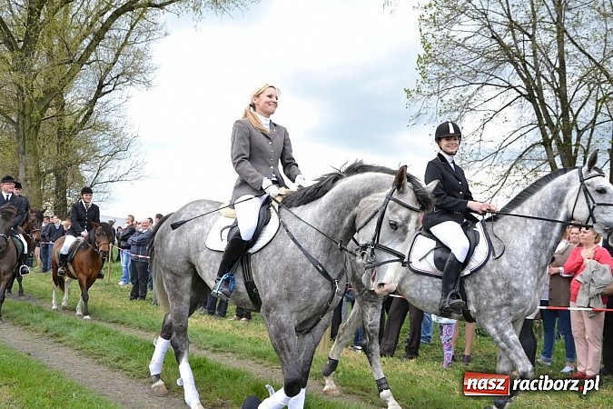 Zdjęcie w galerii na portalu naszraciborz.pl: W Bieńkowicach szli po polach starodawnym zwyczajem wiadomości z regionu