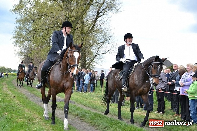 Zdjęcie w galerii na portalu naszraciborz.pl: W Bieńkowicach szli po polach starodawnym zwyczajem wiadomości z regionu