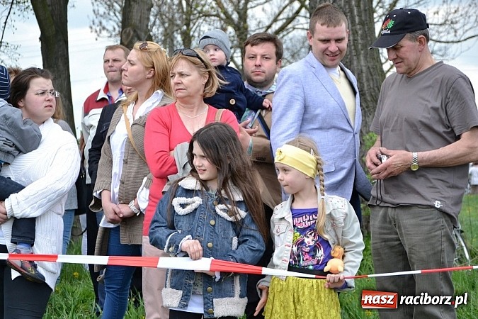 Zdjęcie w galerii na portalu naszraciborz.pl: W Bieńkowicach szli po polach starodawnym zwyczajem wiadomości z regionu