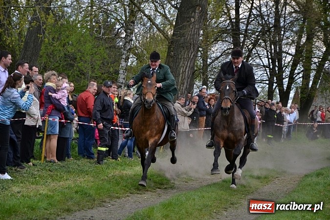 Zdjęcie w galerii na portalu naszraciborz.pl: W Bieńkowicach szli po polach starodawnym zwyczajem wiadomości z regionu