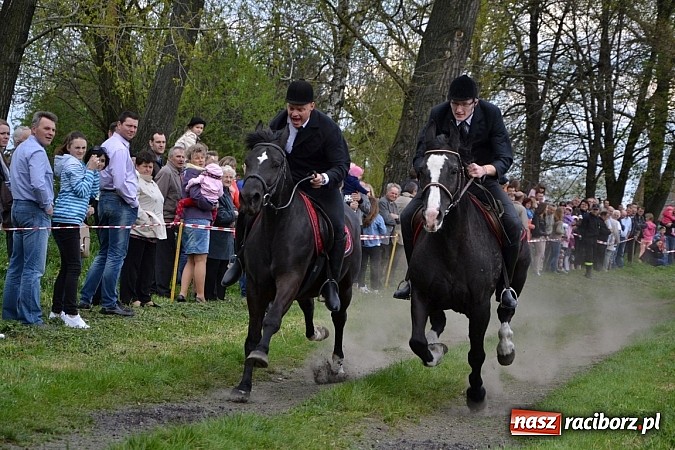 Zdjęcie w galerii na portalu naszraciborz.pl: W Bieńkowicach szli po polach starodawnym zwyczajem wiadomości z regionu