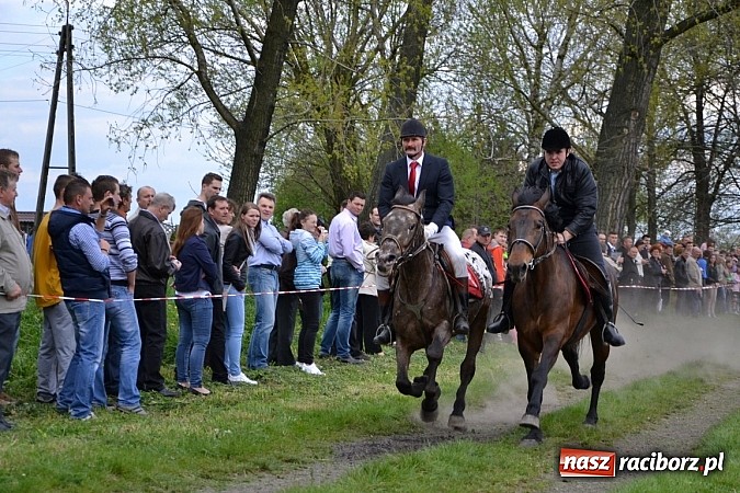 Zdjęcie w galerii na portalu naszraciborz.pl: W Bieńkowicach szli po polach starodawnym zwyczajem wiadomości z regionu