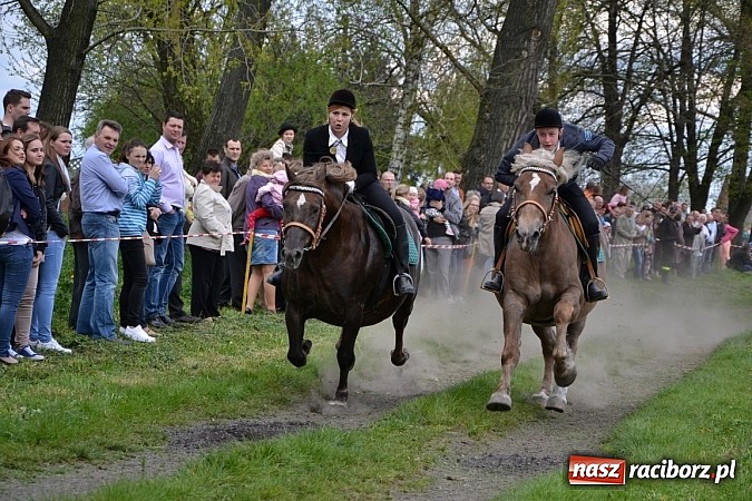 Zdjęcie w galerii na portalu naszraciborz.pl: W Bieńkowicach szli po polach starodawnym zwyczajem wiadomości z regionu