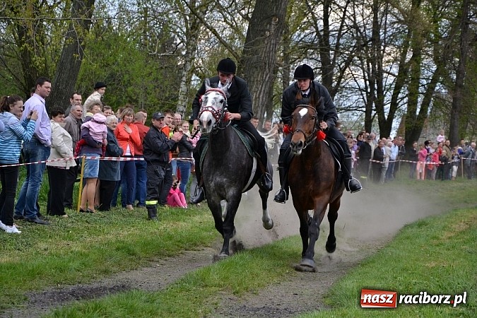 Zdjęcie w galerii na portalu naszraciborz.pl: W Bieńkowicach szli po polach starodawnym zwyczajem wiadomości z regionu