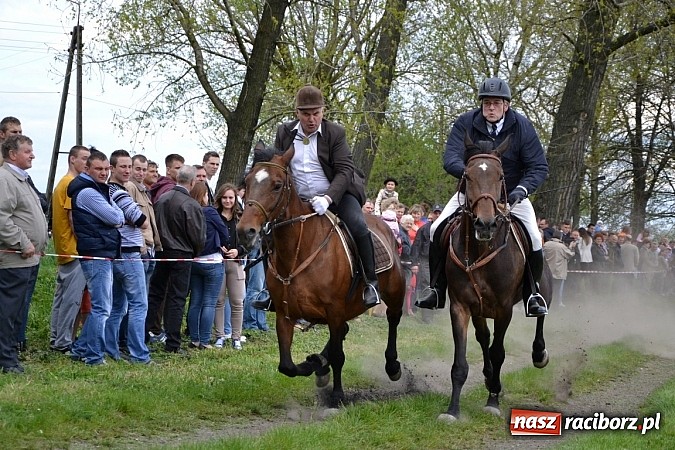 Zdjęcie w galerii na portalu naszraciborz.pl: W Bieńkowicach szli po polach starodawnym zwyczajem wiadomości z regionu
