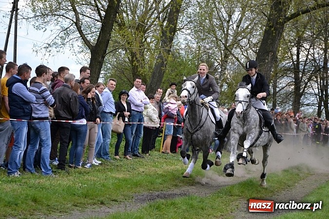 Zdjęcie w galerii na portalu naszraciborz.pl: W Bieńkowicach szli po polach starodawnym zwyczajem wiadomości z regionu