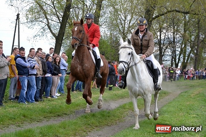Zdjęcie w galerii na portalu naszraciborz.pl: W Bieńkowicach szli po polach starodawnym zwyczajem wiadomości z regionu