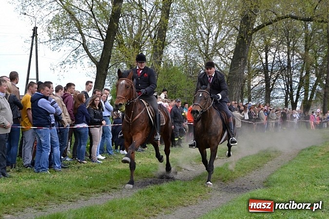 Zdjęcie w galerii na portalu naszraciborz.pl: W Bieńkowicach szli po polach starodawnym zwyczajem wiadomości z regionu