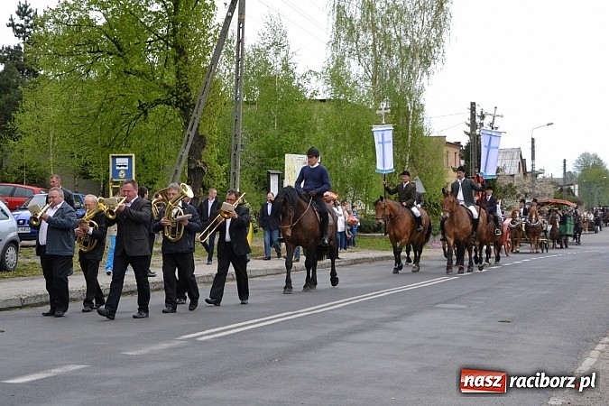 Zdjęcie w galerii na portalu naszraciborz.pl: W Bieńkowicach szli po polach starodawnym zwyczajem wiadomości z regionu
