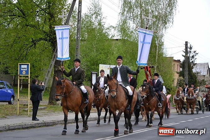 Zdjęcie w galerii na portalu naszraciborz.pl: W Bieńkowicach szli po polach starodawnym zwyczajem wiadomości z regionu