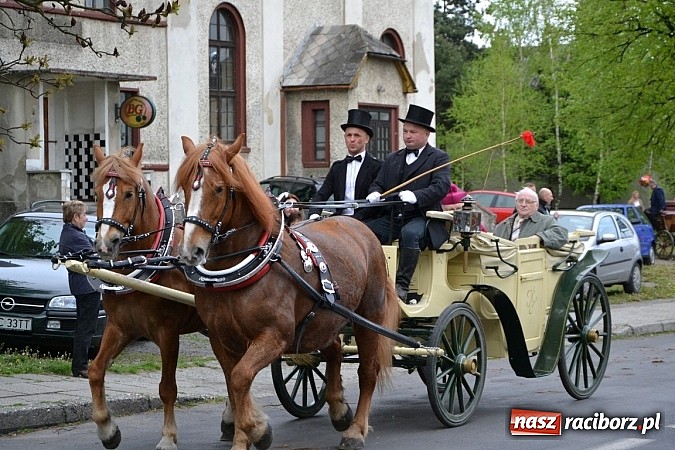 Zdjęcie w galerii na portalu naszraciborz.pl: W Bieńkowicach szli po polach starodawnym zwyczajem wiadomości z regionu