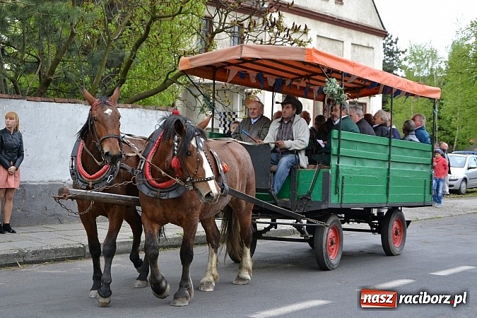 Zdjęcie w galerii na portalu naszraciborz.pl: W Bieńkowicach szli po polach starodawnym zwyczajem wiadomości z regionu