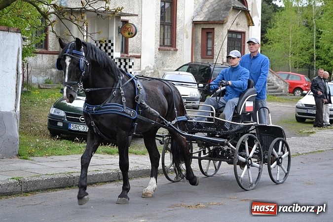 Zdjęcie w galerii na portalu naszraciborz.pl: W Bieńkowicach szli po polach starodawnym zwyczajem wiadomości z regionu