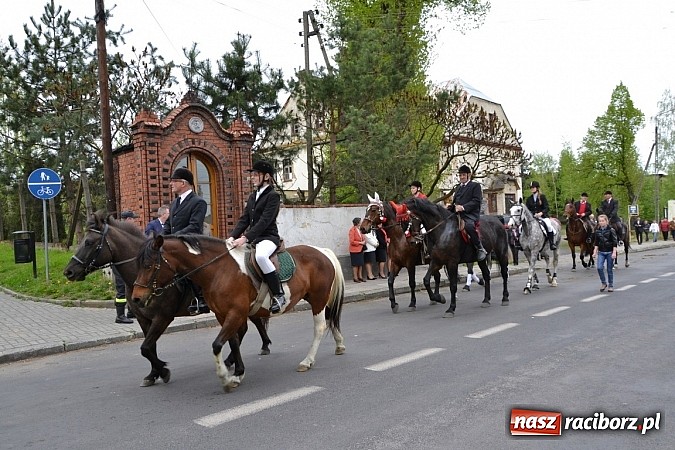 Zdjęcie w galerii na portalu naszraciborz.pl: W Bieńkowicach szli po polach starodawnym zwyczajem wiadomości z regionu