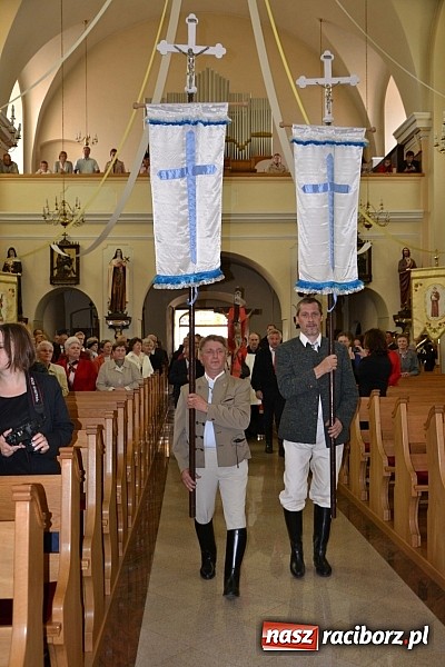 Zdjęcie w galerii na portalu naszraciborz.pl: W Bieńkowicach szli po polach starodawnym zwyczajem wiadomości z regionu