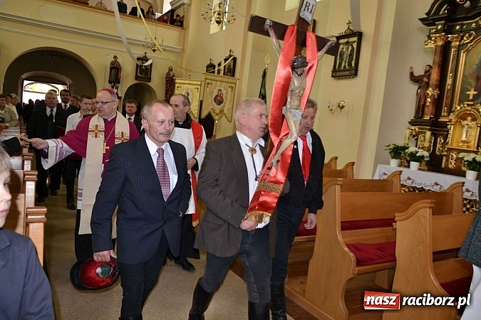 Zdjęcie w galerii na portalu naszraciborz.pl: W Bieńkowicach szli po polach starodawnym zwyczajem wiadomości z regionu