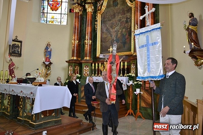 Zdjęcie w galerii na portalu naszraciborz.pl: W Bieńkowicach szli po polach starodawnym zwyczajem wiadomości z regionu