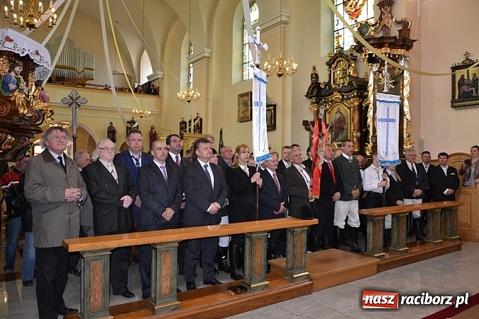 Zdjęcie w galerii na portalu naszraciborz.pl: W Bieńkowicach szli po polach starodawnym zwyczajem wiadomości z regionu