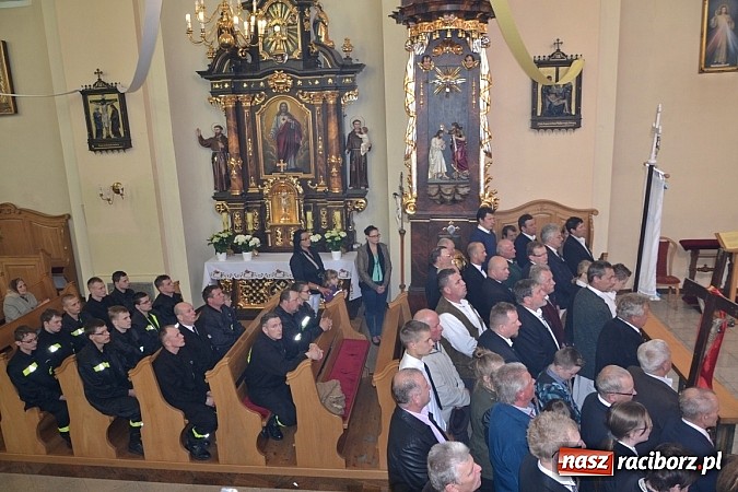 Zdjęcie w galerii na portalu naszraciborz.pl: W Bieńkowicach szli po polach starodawnym zwyczajem wiadomości z regionu