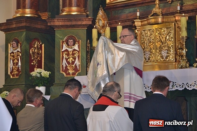 Zdjęcie w galerii na portalu naszraciborz.pl: W Bieńkowicach szli po polach starodawnym zwyczajem wiadomości z regionu